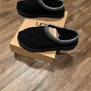 SZ 7 UGG Black Slippers